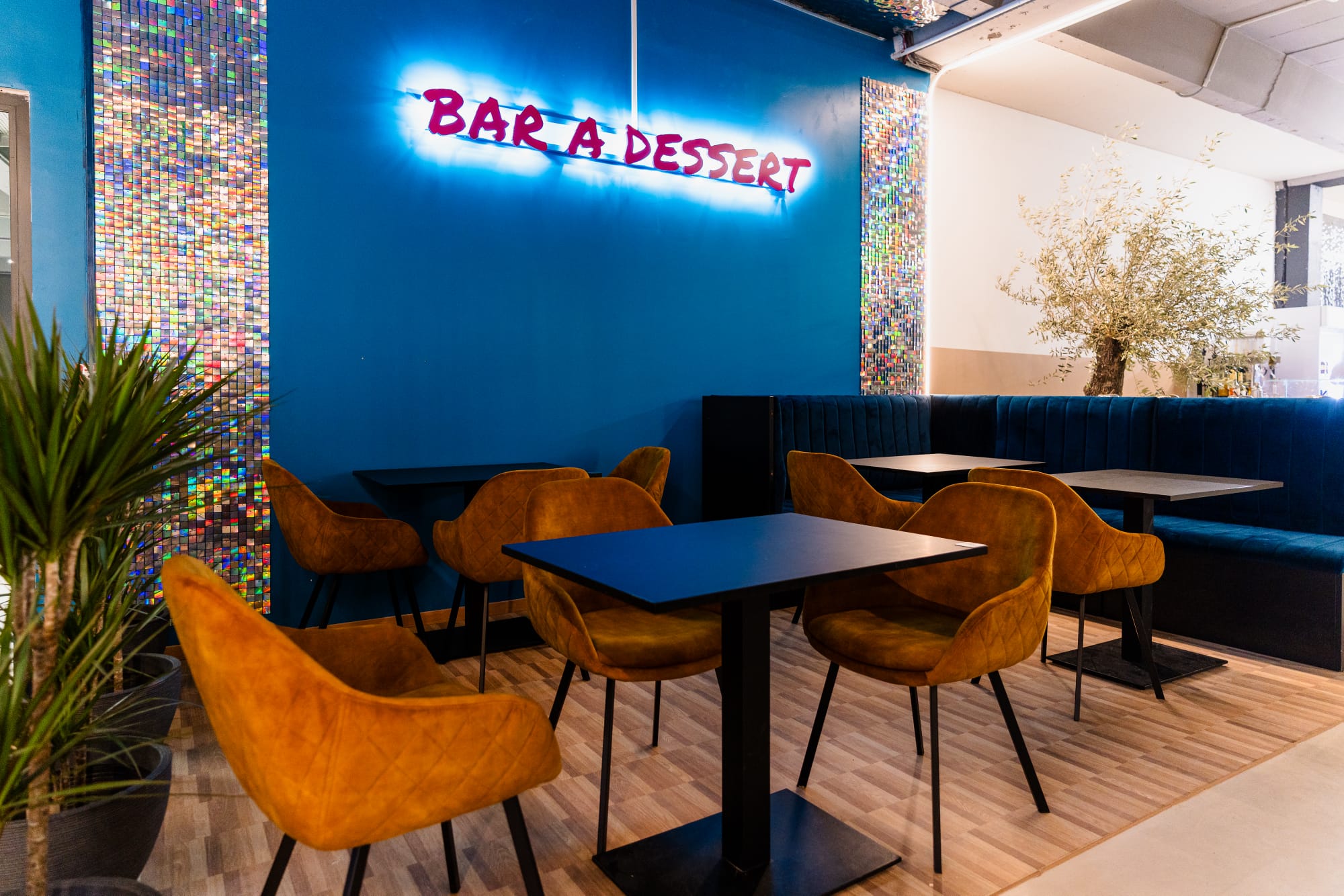 Mur bleu et desserts gourmets au bar à desserts H2O Metz à Loisirama